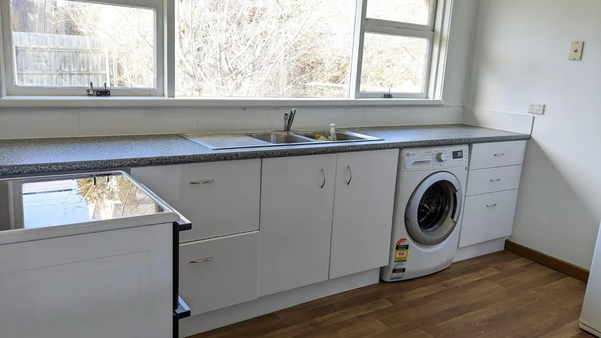 Bayley 1 - Walk To City From 2 Bedroom Apartment With City And Mountain Views Hobart